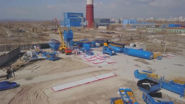 Строительство нового асфальтового завода в Украине. Асфальтобетонная смесь используется для строительства дорог и тротуаров — стоковое видео