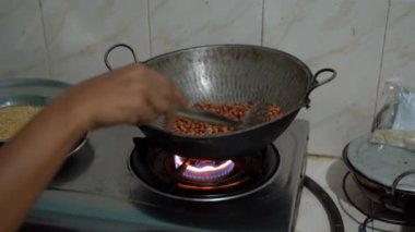Sri Lankalı kadın fırında fıstık hazırla. Yakın plan.