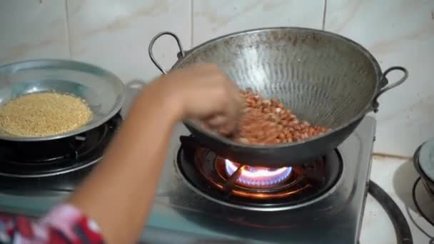 Kadın Sri Lanka 'da ocakta fıstık hazırlıyor. Yakın plan. — Stok video