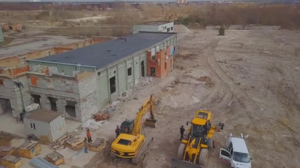 Impianto abbandonato in Ucraina con un sacco di nuove macchine, trattori e altre attrezzature. — Video Stock