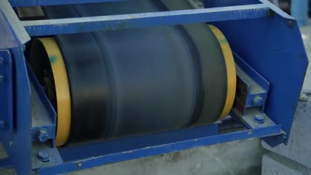 Close-up de uma bobina de fiação em uma planta — Vídeo de Stock