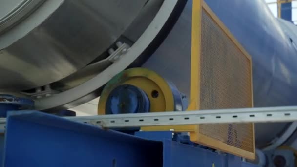 Close-up van het werkmechanisme van een installatie. Draaiend tuig — Stockvideo