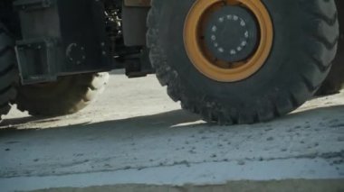 Çalışan traktörün dönen büyük tekerleklerinin yakın çekimi 