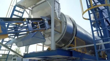 Devasa bir fabrikada dönen dişli.