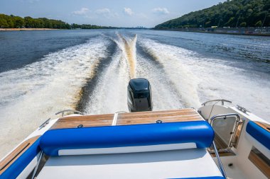 Nehirde yatı süren dalgalar