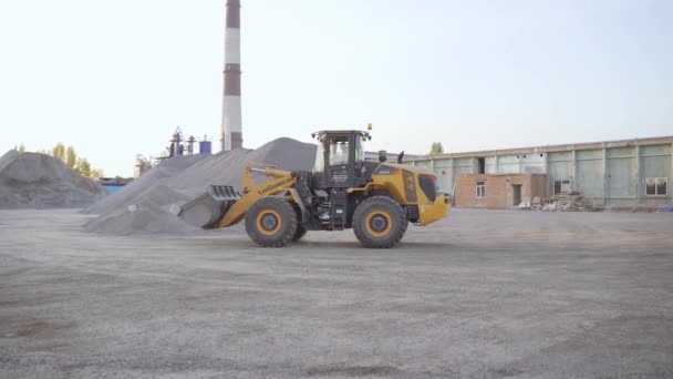 Trator de trabalho no campo de areia e cascalho. Fábrica de cimento ucraniana. — Vídeo de Stock