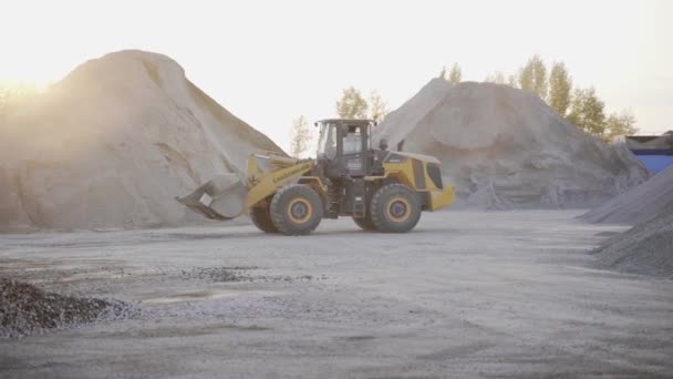 Traktor menempatkan pasir dan kerikil pada tanaman aspal — Stok Video