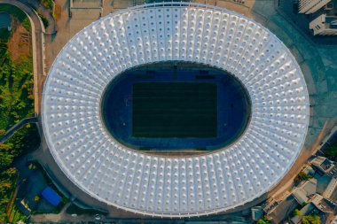 Büyük yuvarlak bir stadyumun hava manzarası 