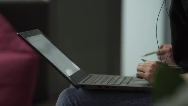 Крупним планом робочі руки жінок на ноутбуці — стокове відео