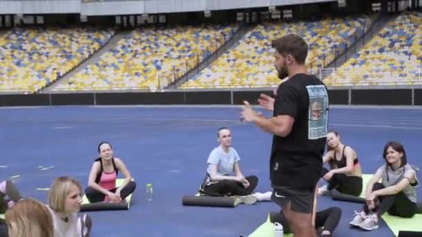 Fitness edző edzés nők stadionban — Stock videók