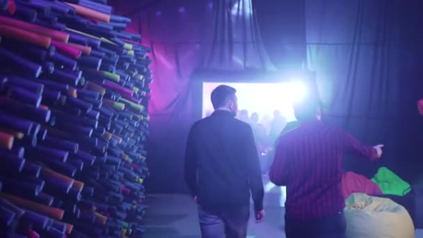 Oameni care merg în clubul de petreceri, totul în lumini violet — Videoclip de stoc