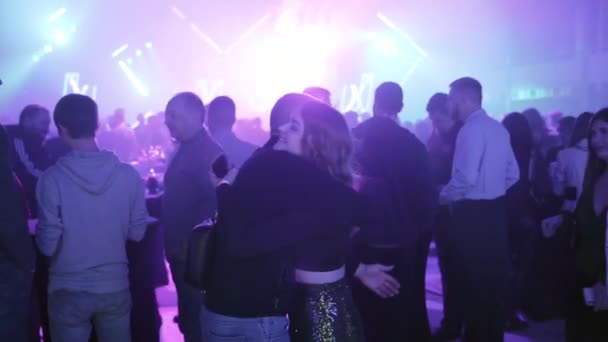 Люди обнимаются на вечеринке в ночном клубе — стоковое видео