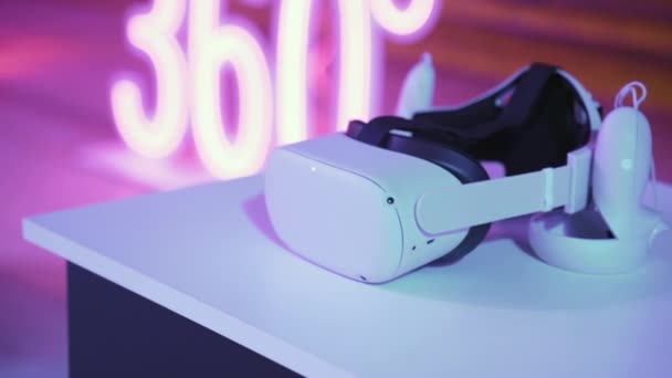 Casque de réalité virtuelle sur table blanche. Gros plan sur les lunettes VR. — Video