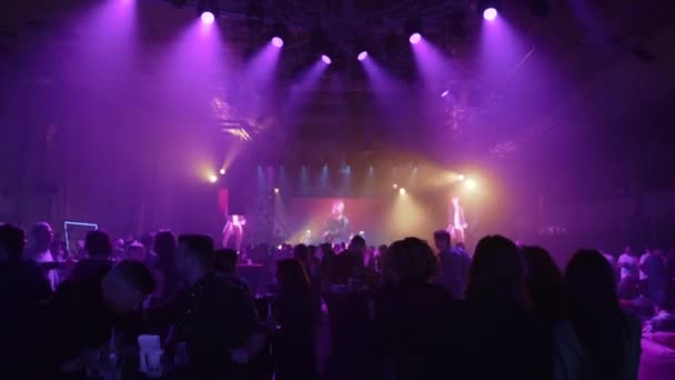 ナイトクラブでのコンサート、紫色の光の中のすべて — ストック動画