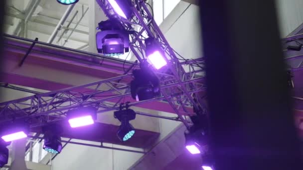 Illuminazione colorata nel soffitto preparazione per l'evento — Video Stock
