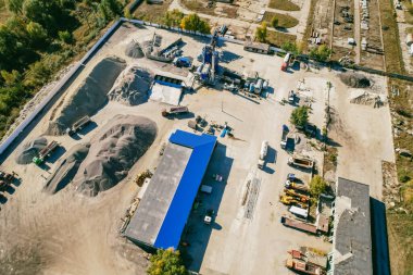 Ukrayna 'da bir sürü yeni makine, traktör ve diğer ekipmanlarla terk edilmiş bir tesis.. 