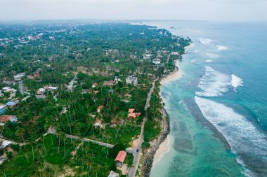 Okyanus yakınlarındaki bir şehrin havadan görüntüsü. Sri Lanka