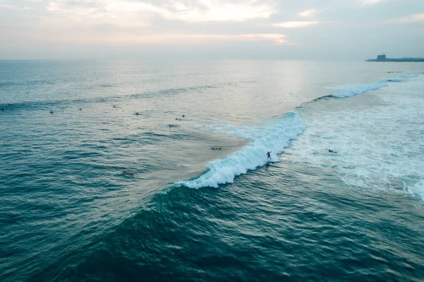 Surfaři na vlnách. Letecký pohled na Srí Lance — Stock fotografie