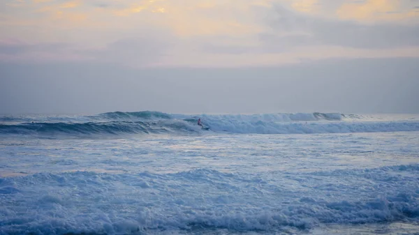  Sri Lanka 'da dalga yakalayan sörfçü