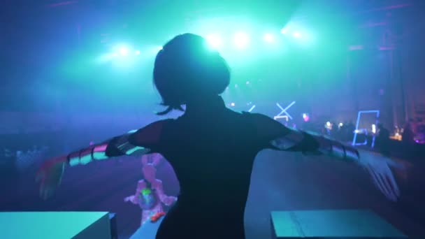 Giovani donne che ballano in un night club in una luce viola — Video Stock