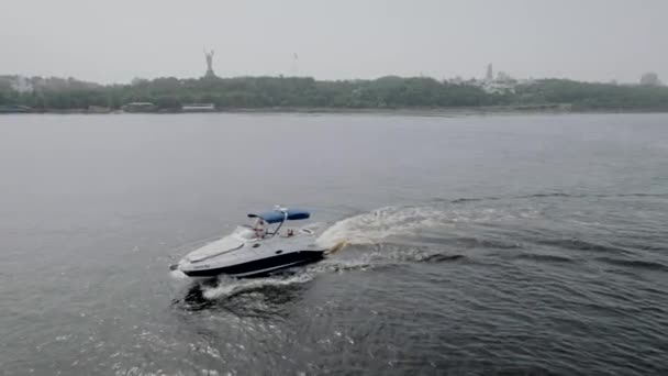 Motoscafo galleggia su un fiume blu. Imbarcazione a motore in movimento veloce su un fiume, vista aerea. Bella riflessione, Turismo. — Video Stock