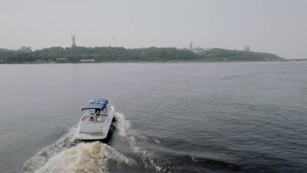 Водіння яхти на річці вид зверху, вид з повітря — стокове відео