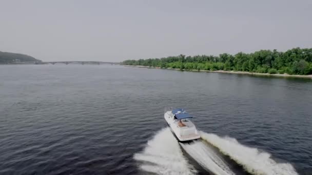 Rental motor boat in the river, aerial view — Stock Video