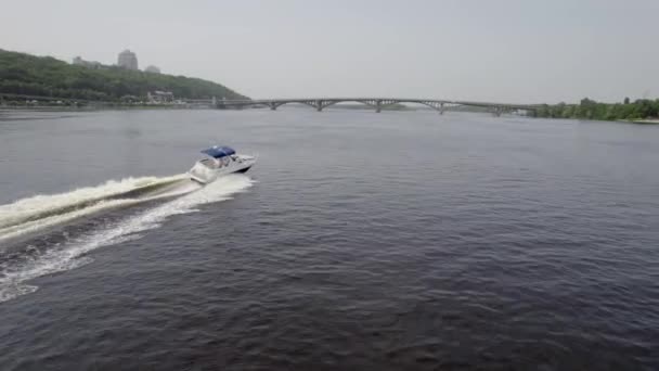 Zdjęcie lotnicze łodzi rekreacyjnej w rzece. — Wideo stockowe