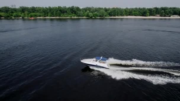 在蓝色河上驾驶汽艇的空中照片. — 图库视频影像