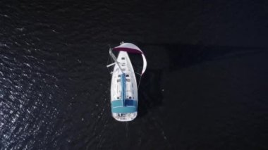 Denizde açık yelkenli bir gemi, insansız hava aracı manzaralı.