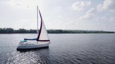 Nehirdeki bir yelkenlinin yakın çekim görüntüsü. Şehir arka planı