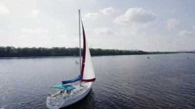 Nehirdeki beyaz lüks yelkenli yatında güzel bir hava manzarası. 