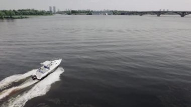 Nehirdeki lüks bir yatın insansız hava aracının yakın çekimi.