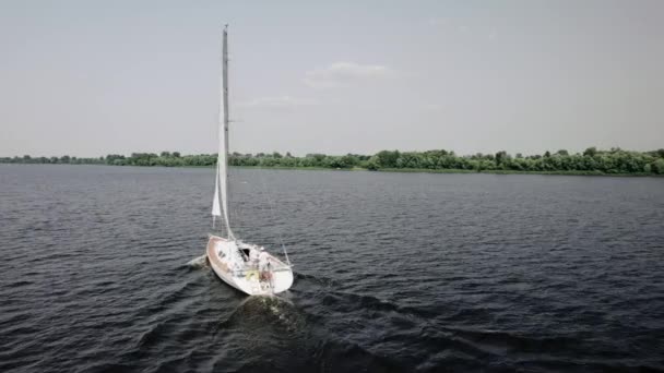 Die Jacht segelt auf dem Fluss Dnipro. Drohne fliegt um die Segeljacht — Stockvideo