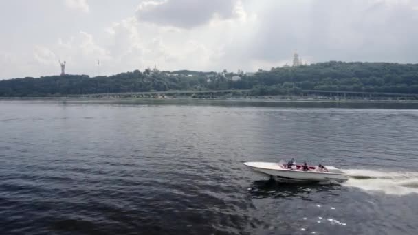 Yate deportivo flotante rápido en el río, vista del dron — Vídeos de Stock