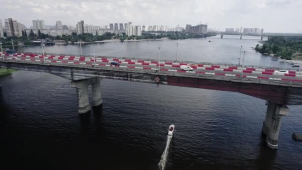 Veleiro de vídeo aéreo debaixo da ponte. Passeios de iate sob a ponte no rio — Vídeo de Stock