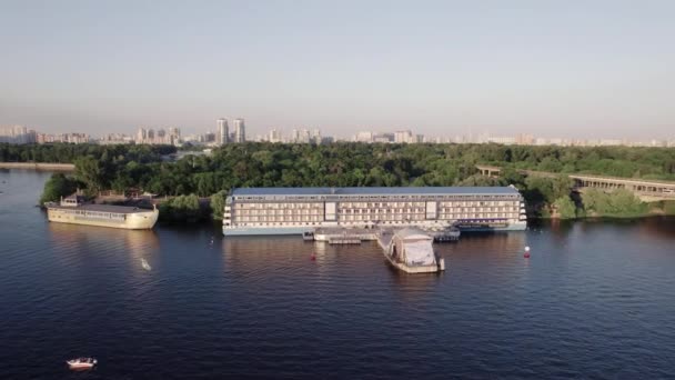 Vue aérienne de l'hôtel se dresse sur la rivière — Video