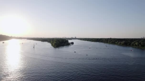 Вид с беспилотника на закат на реке. Парусные яхты на закате — стоковое видео