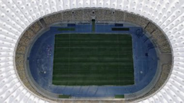 Büyük yuvarlak bir stadyumun hava manzarası 