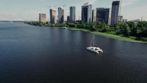 Jacht żaglowy na rzece Dniepr, Kijów, Ukraina. Filmik z powietrza — Wideo stockowe