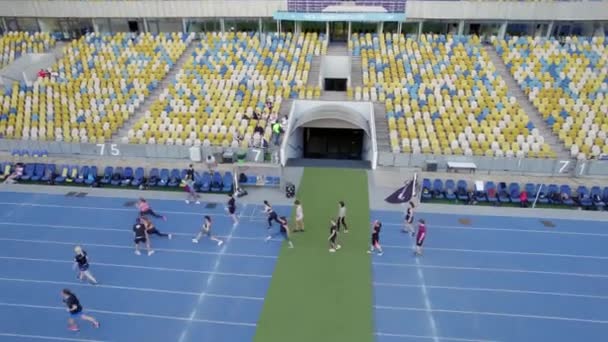 Sportwettkämpfe im Stadion, Menschen, die auf dem Stadion laufen, Luftbildaufnahmen — Stockvideo