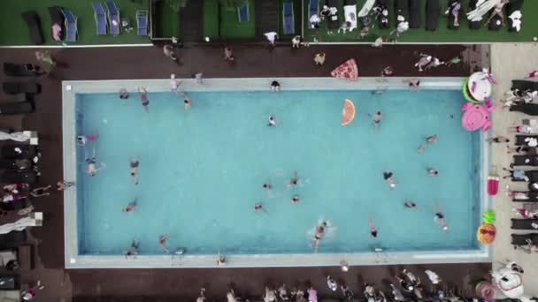 Festa in piscina, vista aerea — Video Stock
