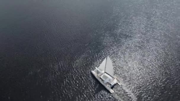 Iate navegando em mar aberto. Barco à vela. Iate de drone. Vídeo de iatismo. Iate de cima. Barco à vela de drone. Vídeo aéreo do iate à vela.. — Vídeo de Stock