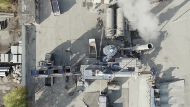 Kyiv 도시에 있는 열 발전소. 연기가 거대 한 굴뚝에서 나오고 있습니다 공중에서 보는 장면이죠 — 비디오