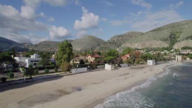 İHA İtalya, Sicilya 'da şehrin üzerinde uçuyor. Dağların ve denizin güzel manzarası. 