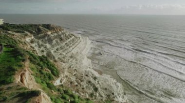 Havadan. Scala dei Turchi. İtalya, Sicilya sahilinde kayalık beyaz bir uçurum.