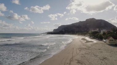 Sicilya 'da, deniz ve sahilde güzel drone manzarası