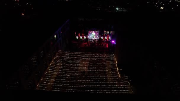 Una antena de gente en un concierto nocturno — Vídeos de Stock