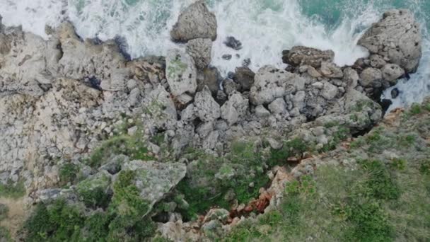 Légi kilátás a hullámok elérték a sziklák — Stock videók