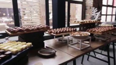 Partideki açık büfe masasında kek ve hamur işi.